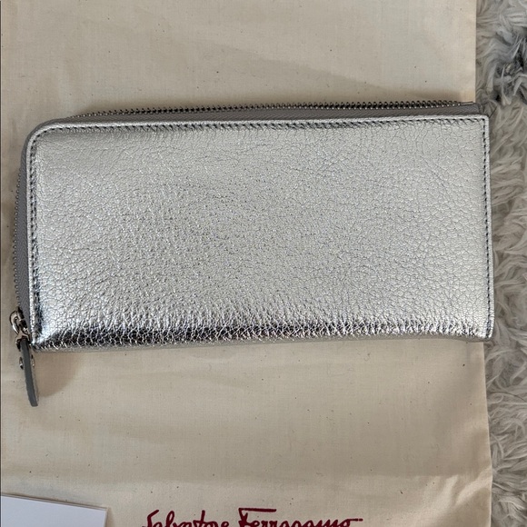 Salvatore Ferragamo Silver Argento Women's Zip Wallet - Picture 2 of 9